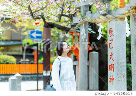 京都を観光する若い女性 64550617