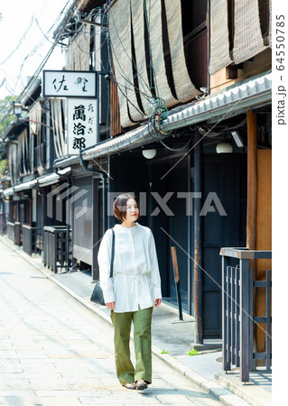 京都を観光する若い女性 64550785