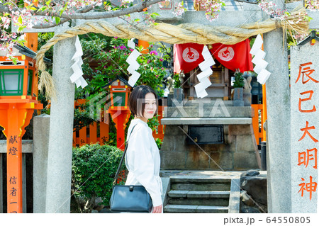 京都を観光する若い女性 64550805