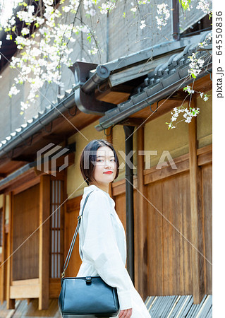 京都を観光する若い女性 64550836