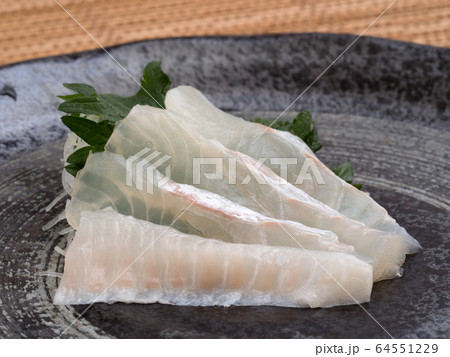 ヒラメの刺身 ヒラメの刺身 64551229