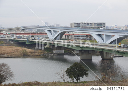 荒川・扇大橋を渡る舎人ライナー300形 荒川・扇大橋を渡る舎人ライナー300形 64551781