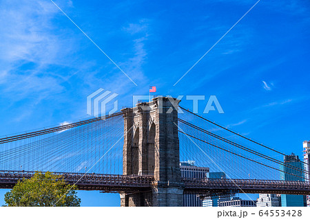 《ニューヨーク》マンハッタンの摩天楼とブルックリンブリッジ 64553428