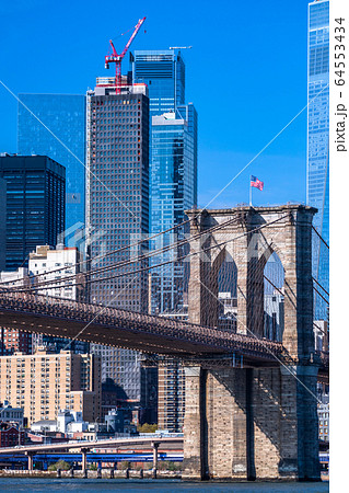 《ニューヨーク》マンハッタンの摩天楼とブルックリンブリッジ 64553434