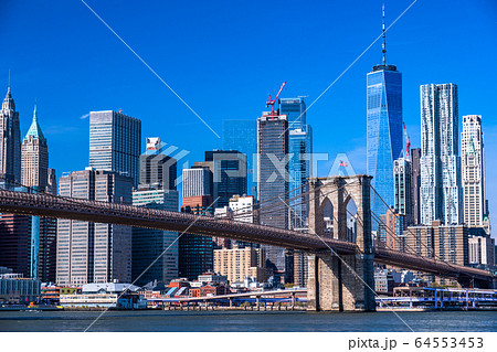 ニューヨーク マンハッタンの摩天楼とブルックリンブリッジの写真素材