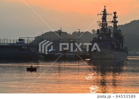 朝の港【横須賀】海上自衛隊の護衛艦 64553589