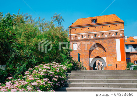 Old town Brama Klasztorna gate in Torun, Poland Old town Brama Klasztorna gate in Torun, Poland 64553660