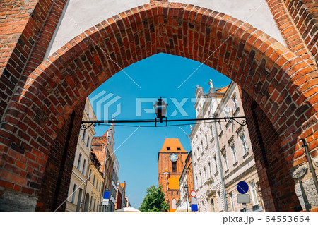 Brama Zeglarska gate and old town in Torun, Poland 64553664