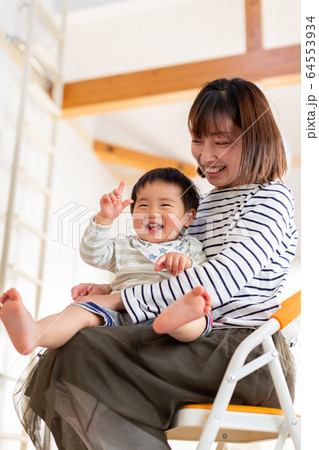家で遊ぶ親子 家で過ごす 幼児の写真素材 家で遊ぶ親子 家で過ごす 幼児の写真素材
