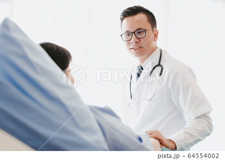 Doctor giving his female patient advice during 64554002