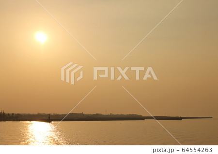 夕日と港 64554263