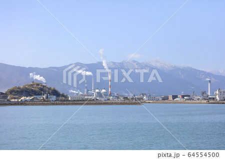 川之江港側から見る春の川之江城と製紙工場の煙突 64554500