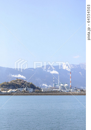 川之江港側から見る春の川之江城と製紙工場の煙突 川之江港側から見る春の川之江城と製紙工場の煙突 64554503