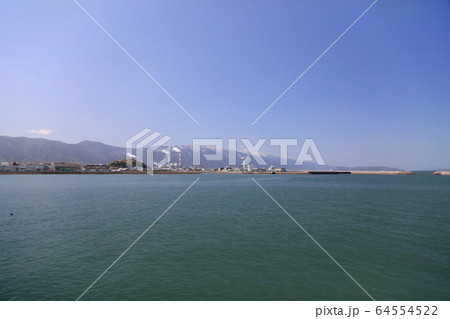 川之江港側から見る春の川之江城と製紙工場群 64554522