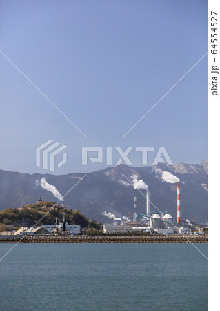 川之江港側から見る春の川之江城と四国中央市の製紙工場群 川之江港側から見る春の川之江城と四国中央市の製紙工場群 64554527