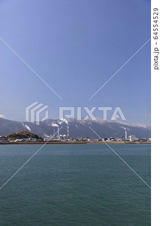 川之江港側から見る春の川之江城と四国中央市の製紙工場群 川之江港側から見る春の川之江城と四国中央市の製紙工場群 64554529