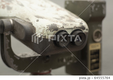 古いコイン式双眼鏡　Old binoculars 64555764