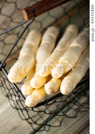 White asparagus on wooden table White asparagus on wooden table 64555880