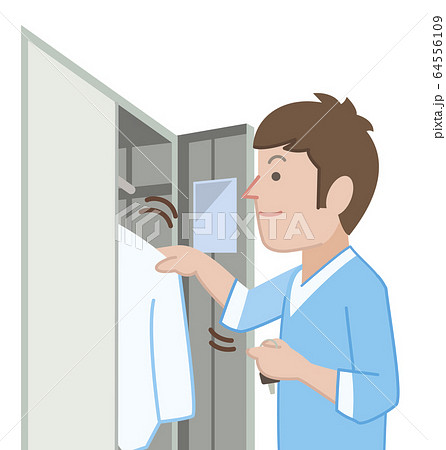 検査着に着替える男性 64556109