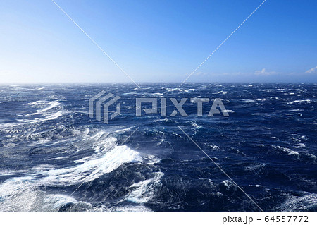 低気圧下の太平洋フェリー 低気圧下の太平洋フェリー 64557772