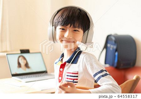 オンライン授業を受ける小学生の男の子 64558317