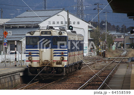 五泉駅を出発する磐越西線キハ47 五泉駅を出発する磐越西線キハ47 64558599