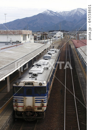 五泉駅を出発する磐越西線キハ47 64558601