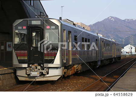 五泉駅に到着する磐越西線GV-E400系 五泉駅に到着する磐越西線GV-E400系 64558629