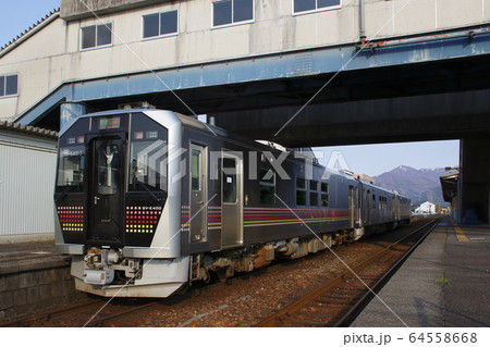 五泉駅に到着する磐越西線GV-E400系 五泉駅に到着する磐越西線GV-E400系 64558668
