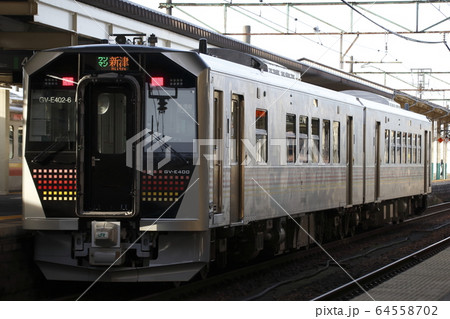 新津駅に到着する磐越西線GV-E400系 新津駅に到着する磐越西線GV-E400系 64558702
