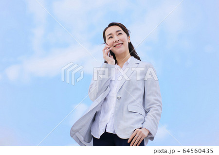 女性 青空 スマホ 女性 青空 スマホ 64560435