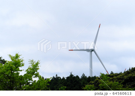 山の奥に見える風力発電の羽 64560613