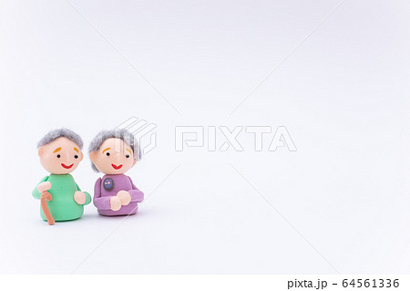 手作り紙粘土人形 おじいちゃんとおばあちゃん 老夫婦の写真素材