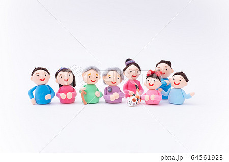 手作り紙粘土人形 おじいちゃんおばあちゃんと家族が集合する様子の写真素材
