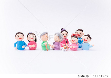 手作り紙粘土人形 おじいちゃんおばあちゃんと家族が集合する様子 手作り紙粘土人形 おじいちゃんおばあちゃんと家族が集合する様子 64561925