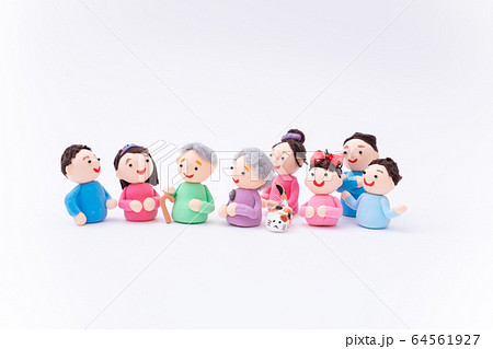 手作り紙粘土人形 おじいちゃんおばあちゃんと家族が集合する様子 手作り紙粘土人形 おじいちゃんおばあちゃんと家族が集合する様子 64561927