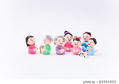 手作り紙粘土人形 おじいちゃんおばあちゃんと家族が集合する様子 手作り紙粘土人形 おじいちゃんおばあちゃんと家族が集合する様子 64561933