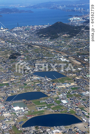 香川県丸亀市の溜め池を空撮 64562739