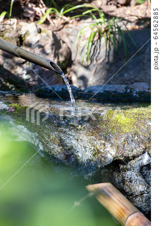 筧と手水鉢が醸し出す和の風景 筧と手水鉢が醸し出す和の風景 64562885