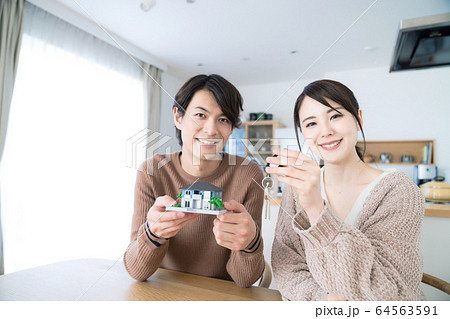住宅とカップル 住宅とカップル 64563591