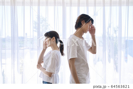 悩むカップル 64563621