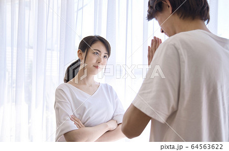 けんかするカップル 64563622