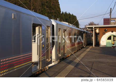 春の津川駅に停車中の磐越西線GV-E400系 春の津川駅に停車中の磐越西線GV-E400系 64565039