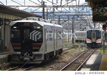 新津駅に到着した羽越本線GV-E400系 64565040