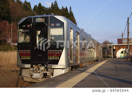春の津川駅に停車中の磐越西線GV-E400系 64565044
