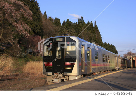 春の津川駅に停車中の磐越西線GV-E400系 64565045