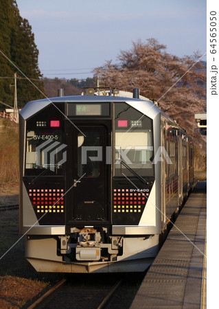 春の津川駅に停車中の磐越西線GV-E400系 春の津川駅に停車中の磐越西線GV-E400系 64565050