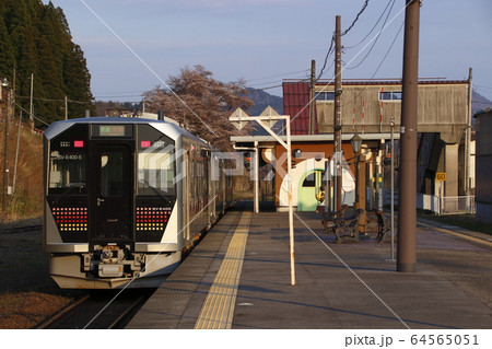 春の津川駅に停車中の磐越西線GV-E400系 64565051
