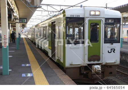 新津駅に停車中の羽越本線キハ110(プラグドア) 新津駅に停車中の羽越本線キハ110(プラグドア) 64565054