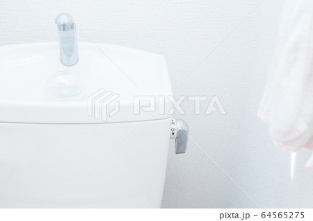 水洗トイレのタンク 64565275